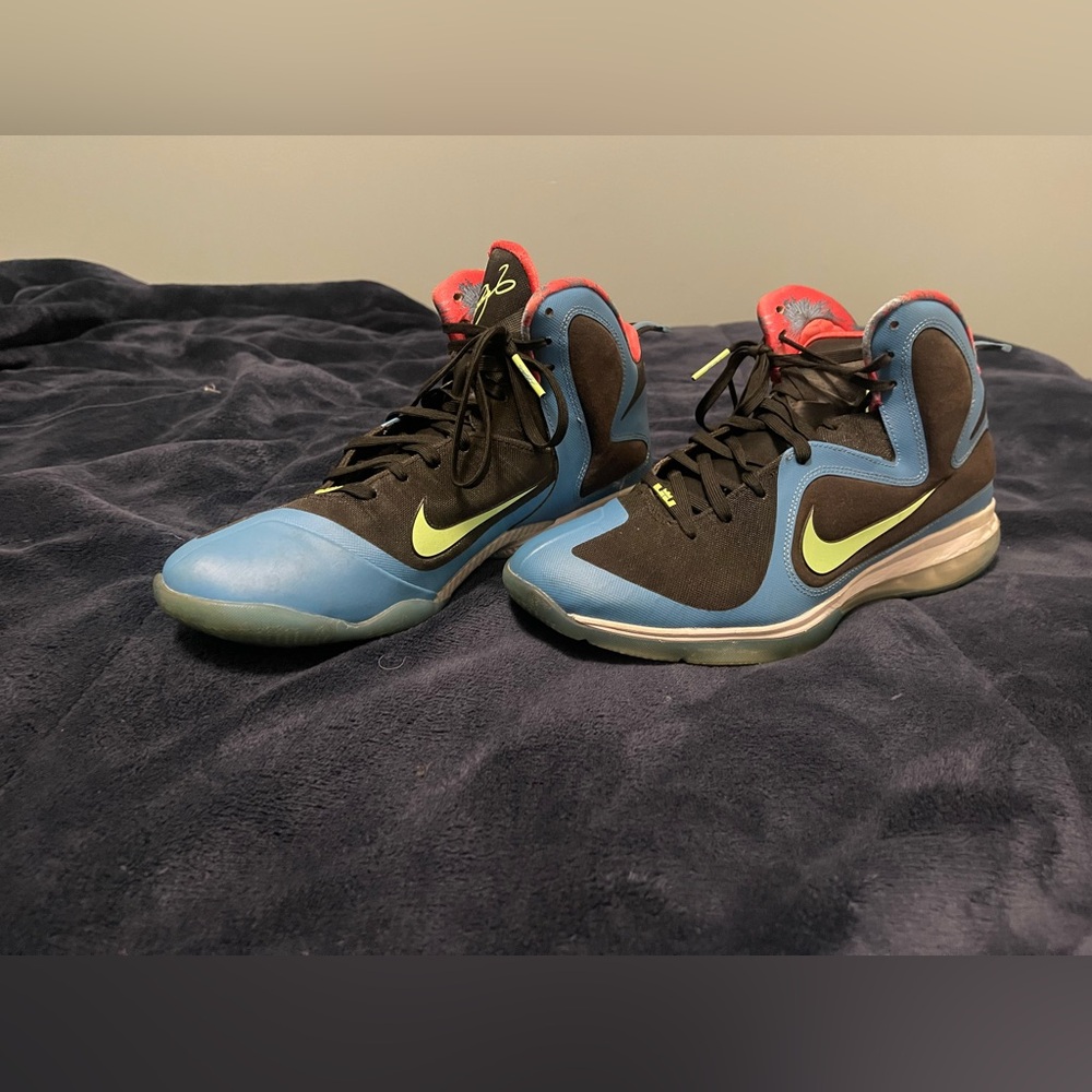 Size 10.5 Nike LeBron 9 South Coast’s